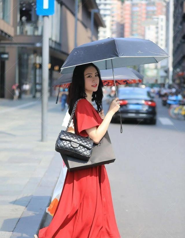 超短裙 优雅的丰润,打底裤搭配夹克和鞋子,有着出众的气质