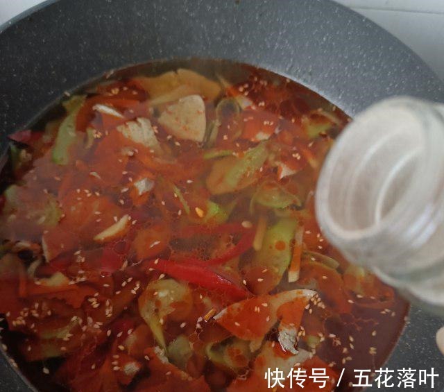 红油|红油猪肝面,香辣过瘾,顺滑爽口!