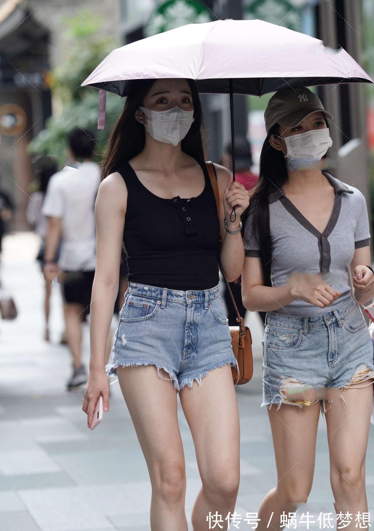 tips|黑色的无袖背心搭配牛仔短裤,穿搭特别显腿长,简单又时尚