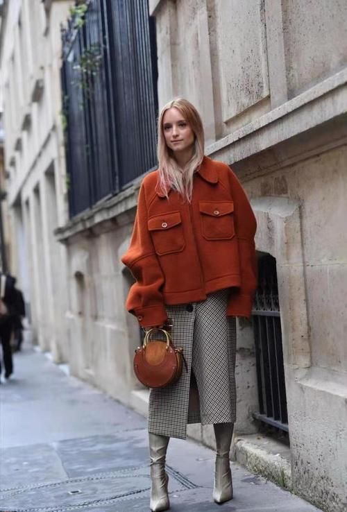 怪不得女人都不穿小白鞋了,今年流行“彩色靴”,时髦显高又耐脏