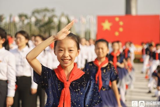 淄博荣耀广场红旗飘扬 热烈庆祝新中国成立72周年|中国红·齐鲁行 | 荣耀广场