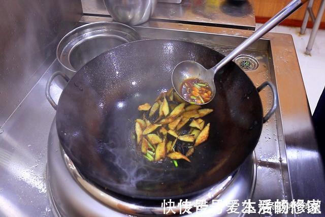 炒茄子时，先放油就错了！饭店大厨教你1招，茄子不吸油不发黑