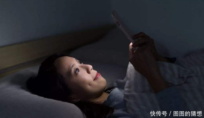 每天躺着玩手机的人,最后发生了什么呢?3大变化或许会不请自来