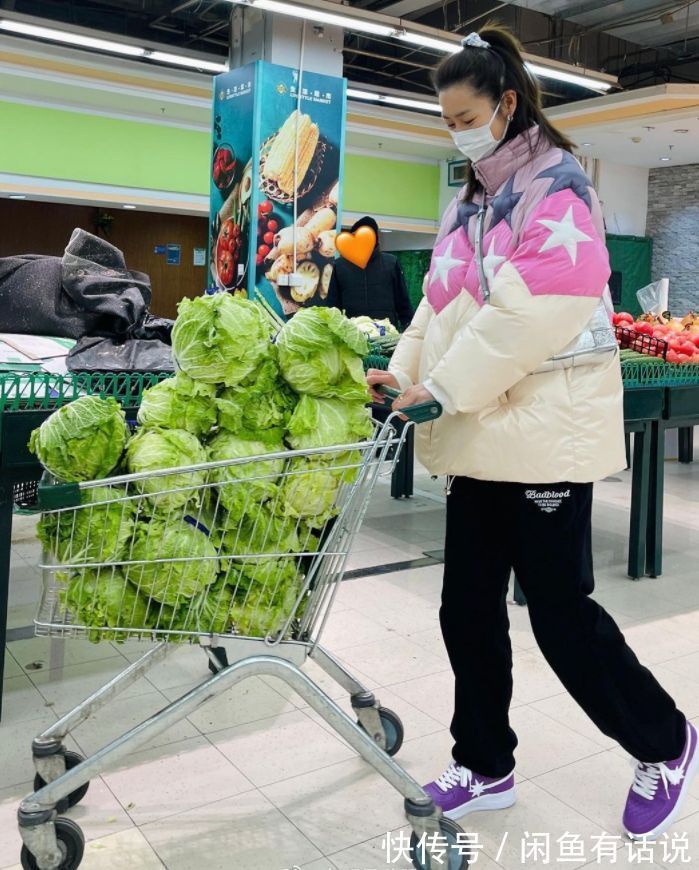 斜挎包|刘雯买菜也不低调,穿近3万羽绒服背1万8包,看着臃肿却不显胖