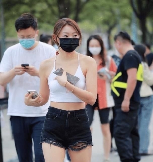 小姐姐 本以为吊带就很“清凉”了,看到后背更透风,这不就是块“布”?