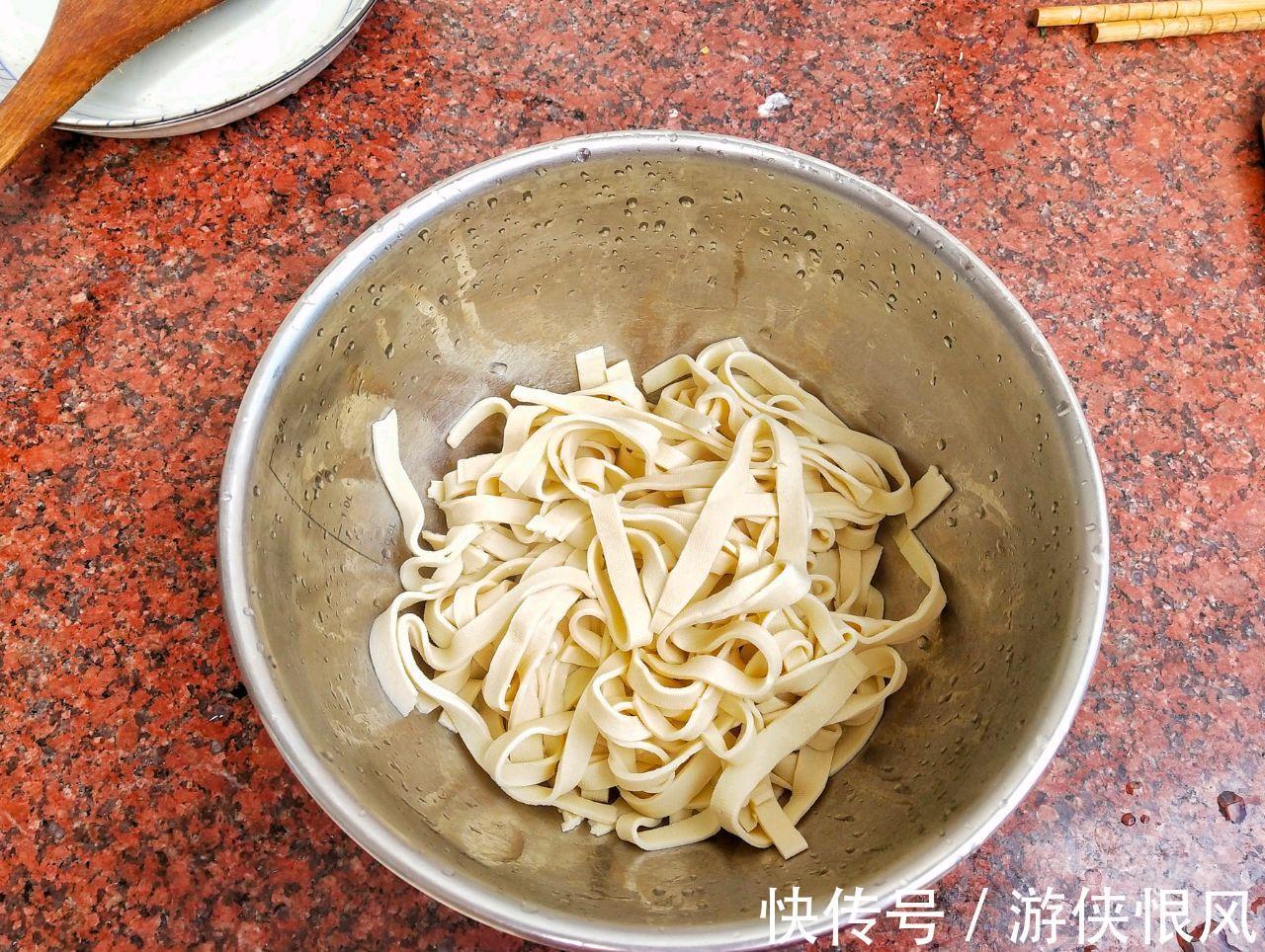 开胃小菜凉拌豆皮，简单拌一拌就上桌，家人百吃不厌