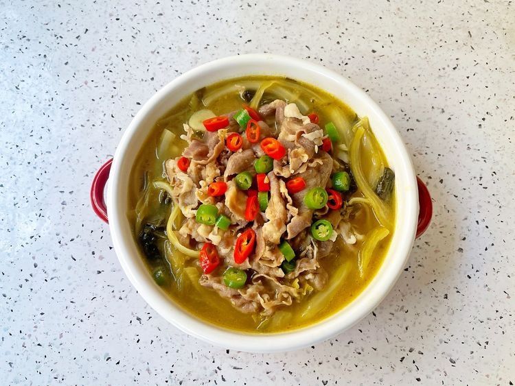 天寒地冻，暖身体适合多吃羊肉，酸菜配羊肉，开胃又下饭