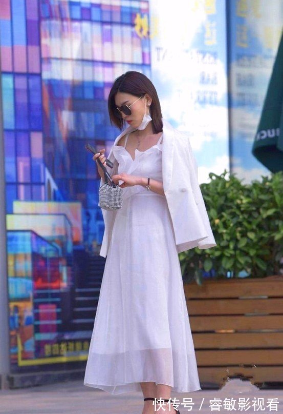 前卫 美女穿搭:白色吊带纱质长裙,色彩明亮,打造不一样的自己!