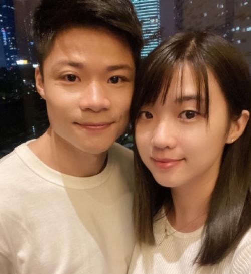 林艳芳|苏炳添罕晒照庆结婚五周年,紧搂妻子不放手,二人脸贴脸恩爱十足