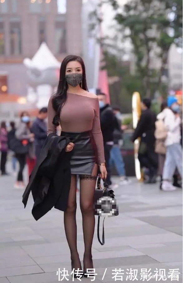 高跟鞋|斜肩上衣搭配黑色小皮裙，个性十足不失知性韵味，气质陡然爆棚！