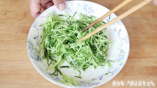 淀粉|做萝卜丸子时,加淀粉就错大了,大厨教你正确做法,味道格外香