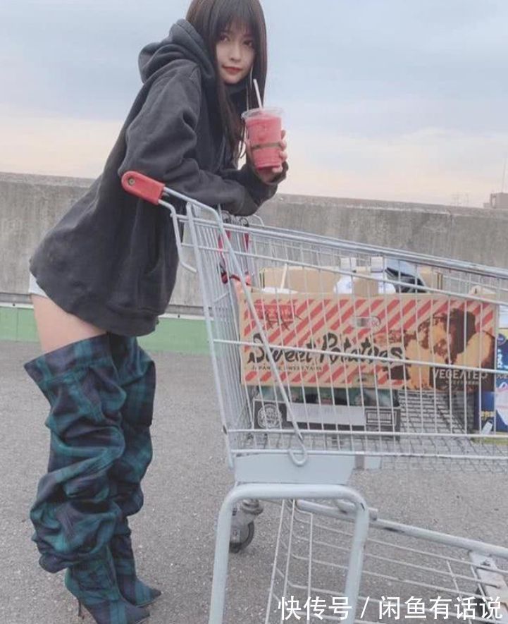 穿搭|现在的时尚好难懂!靴子拉直比人还高,穿腿上就像掉下来的裤子