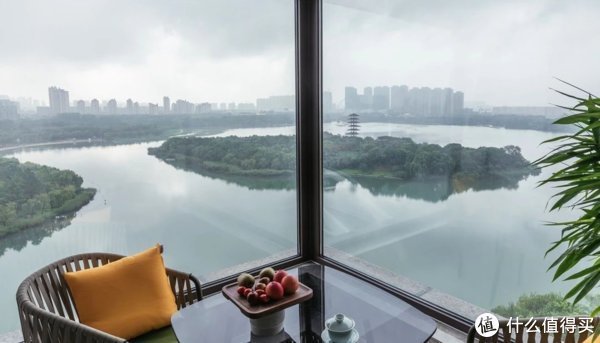 一本好书|窗边角落如何做出格调？1㎡的小空间，也能打造出惊艳的效果！