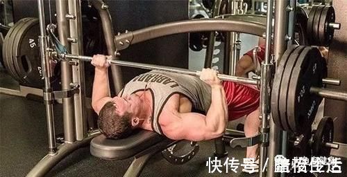 动作|练胸和练肩都需要“沉肩”，那么卧推的沉肩和肩推的沉肩方式一样吗？！