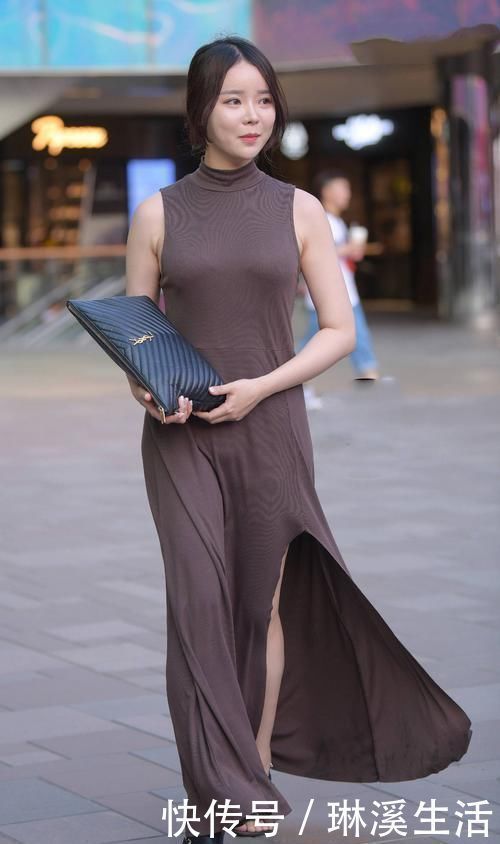 凉鞋 身材微胖的美女,咖啡色连衣裙搭配黑色凉鞋,展现知性气质美