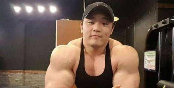 上半身|肌肉男只爱练上半身,220斤体重比例很失常,训练不要顾此失彼