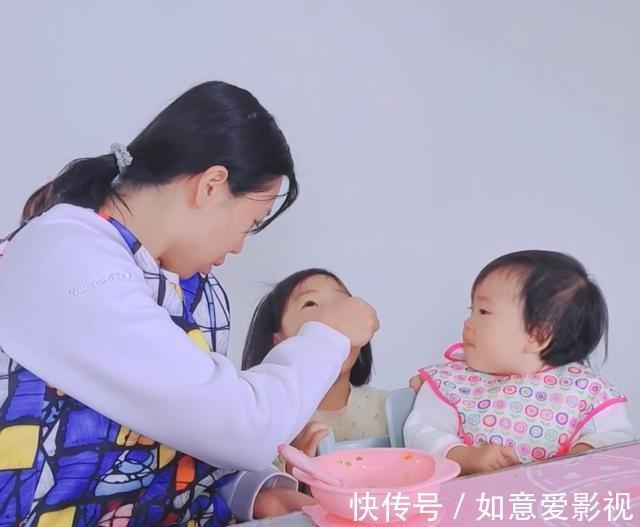 乒乓球队|李晓霞面对女儿超温柔!大女儿梦想当奥运冠军,身后多个奖杯抢镜