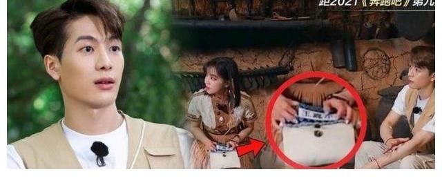 gi贴心!《奔跑吧》宋雨琦穿短裙坐下不方便,王嘉尔借背包给挡腿