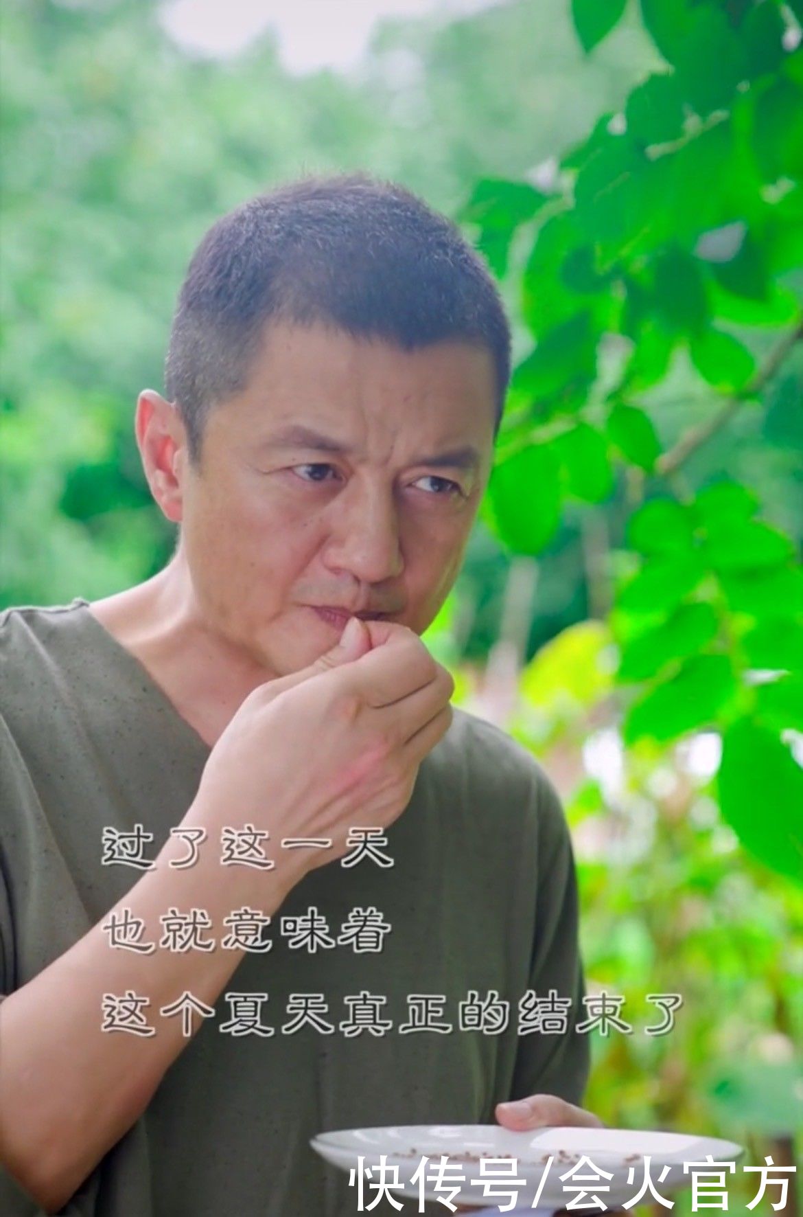 农园|李亚鹏现身农园种菜,赤脚挖土满头是汗,生尝萝卜种子一脸认真