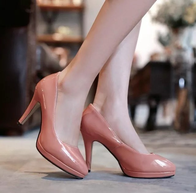 尖头|尖头细跟的高跟鞋,让双足显得那么柔美,经典没有过时