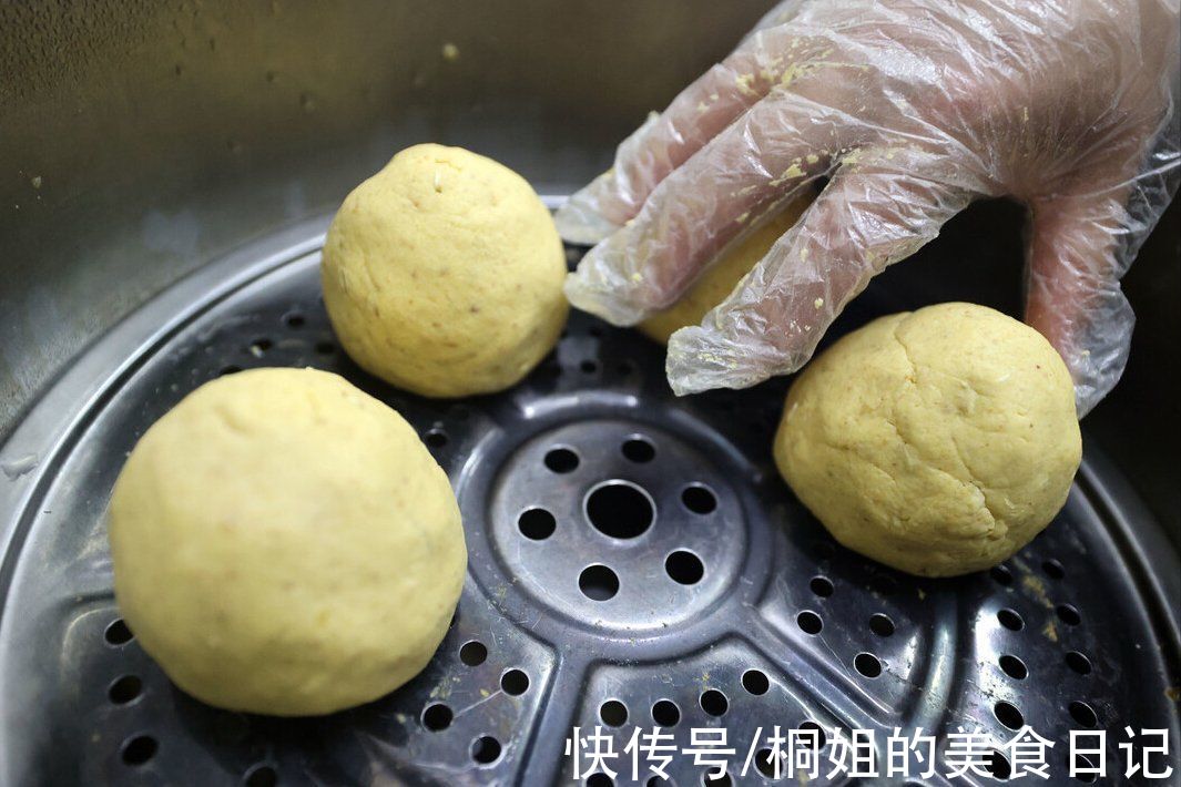 做玉米面窝头，只会放玉米面是大错，教你一招，松软香甜不噎人