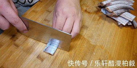 在家做糖醋带鱼，想要好吃有技巧，鱼肉入味无腥味，上桌就光盘