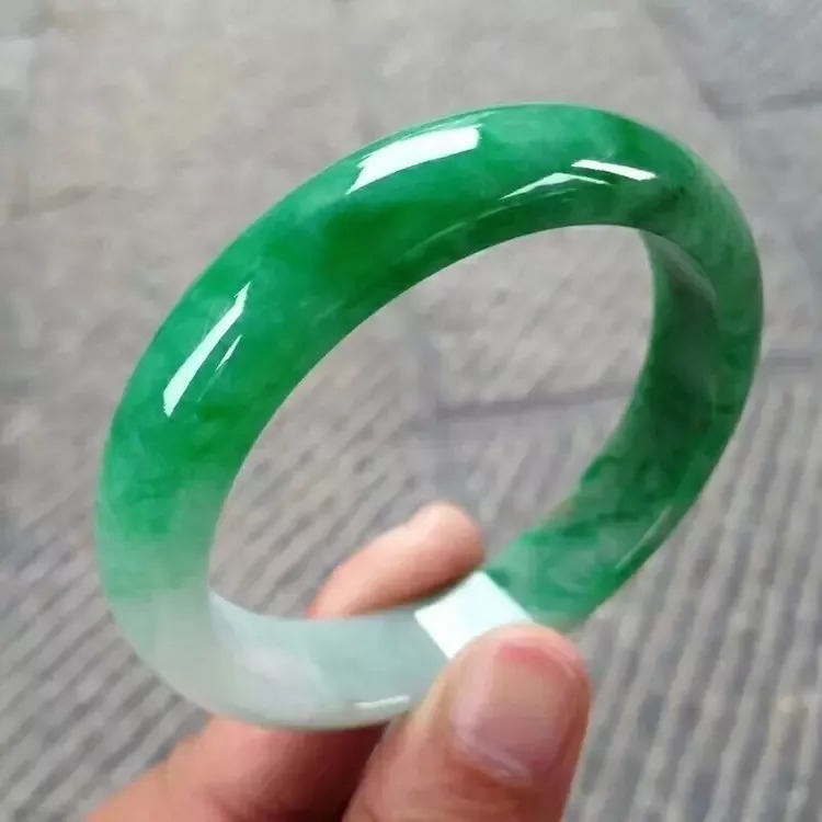 玉镯|手镯戴的对,年轻20岁,中国女人一定要有一只玉镯!