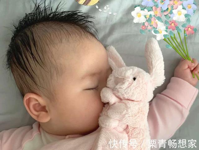 怪癖|宝宝睡前的2个“小怪癖”,是向妈妈表达爱意,父母不要强行戒掉