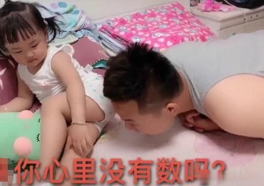 哄娃|“女儿奴奶爸”哄娃：一个嫌弃得不行，一个又爱得不行！