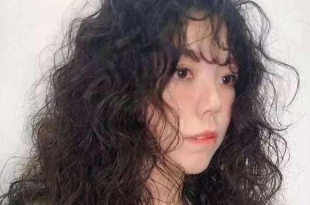 发际线 女孩子3种发型留久了,“发际线”易上移,尤其第2种,可别忽视了