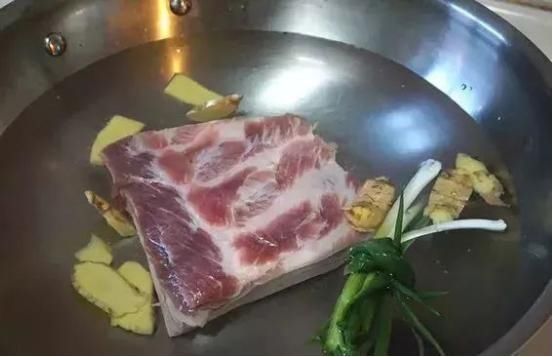 炖猪肉时，调料越少越好，牢记“3放1不放”肉香味浓，没腥味