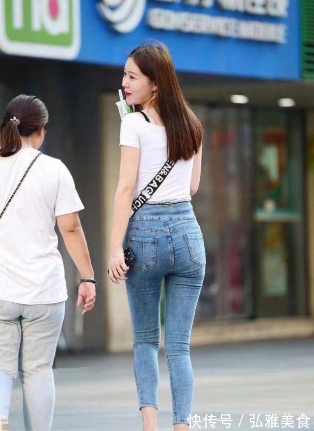 小姐姐 搭配紧身牛仔裤小姐姐,秀出小蛮腰,自信大方有个人魅力!