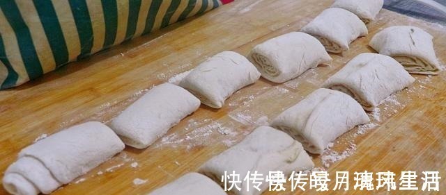 搅拌均匀|五香烧饼懒人做法，不揉面不用烤，又酥又软又筋道，咬一口太香了！
