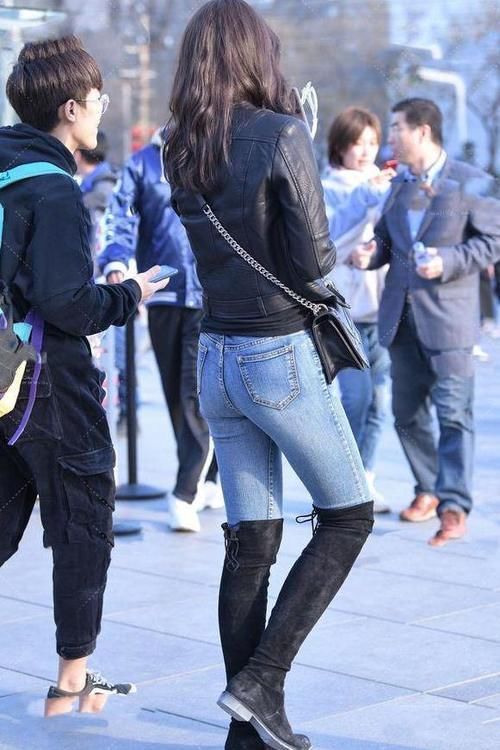 牛仔裤|皮衣搭配牛仔裤,再搭配一双高筒马靴,穿出了酷飒之风