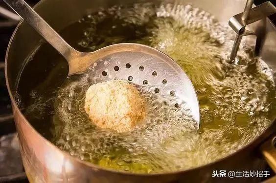 洗衣服时加点这个,连搓一下都不用,衣服立刻干净如新