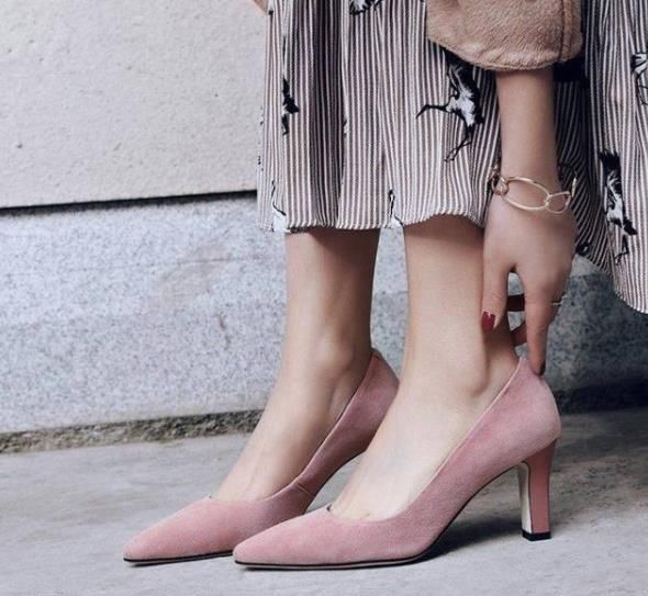 女孩子总要有一双，经典版型的高跟鞋，修饰脚型更显高