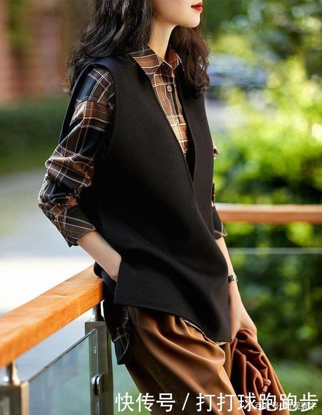 卫衣失宠了今年流行“毛呢背心搭衬衫”,洋气保暖显年轻