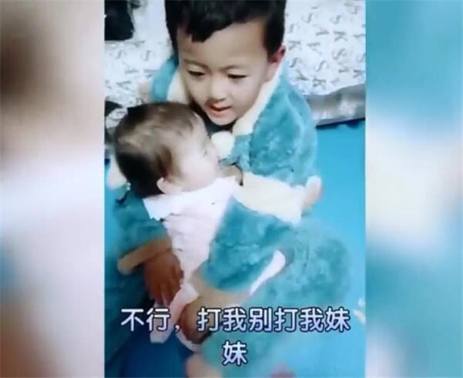 大宝|妹妹犯错躲到哥哥怀里,哥哥的话让妈妈感动,网友:别人家的哥哥