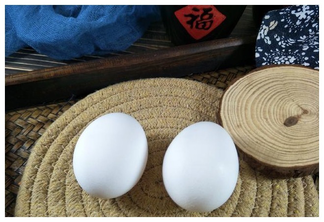买鸡蛋，是选红壳的还是白壳的养鸡户告诉你，别再买错了