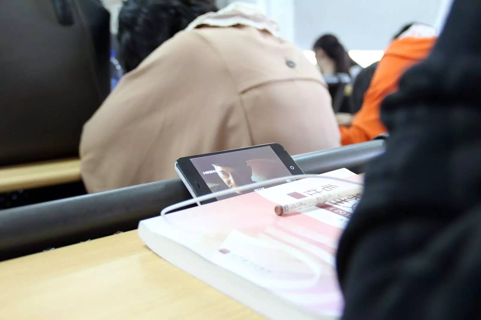 小方|娃何时可以拥有自己的手机？这个岁数很合适，太晚或比太早更危险