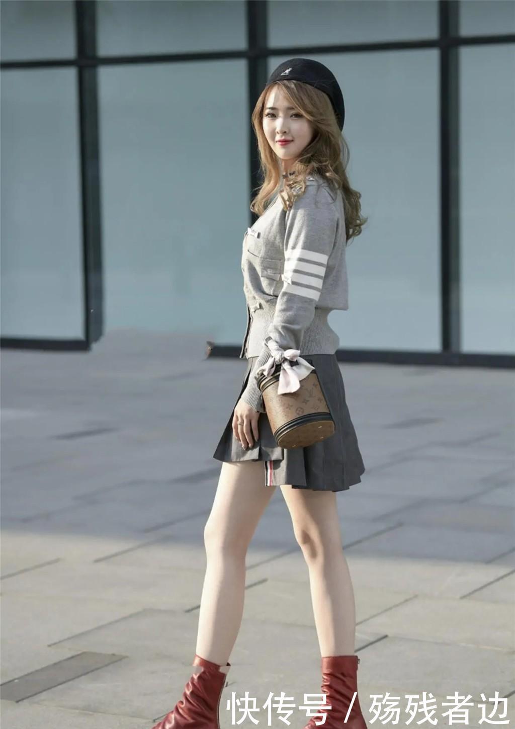 学院风的灰色套装加上一双小红靴!甜美可爱显活力