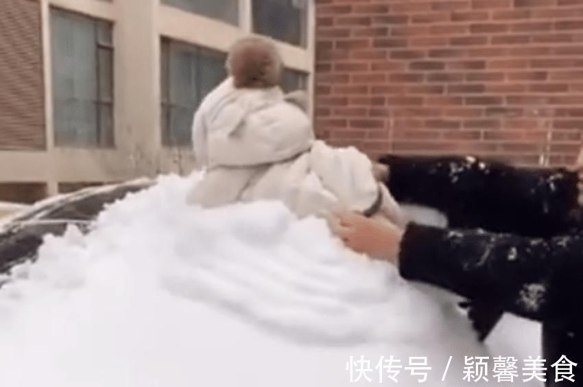 带娃|亲爸把娃放在车顶用来“扫雪”火了,网友:养娃千日,用娃一时!