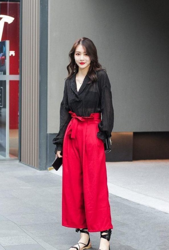 靓丽|街拍:气质靓丽的时尚美女,白色的休闲西装帅气大方