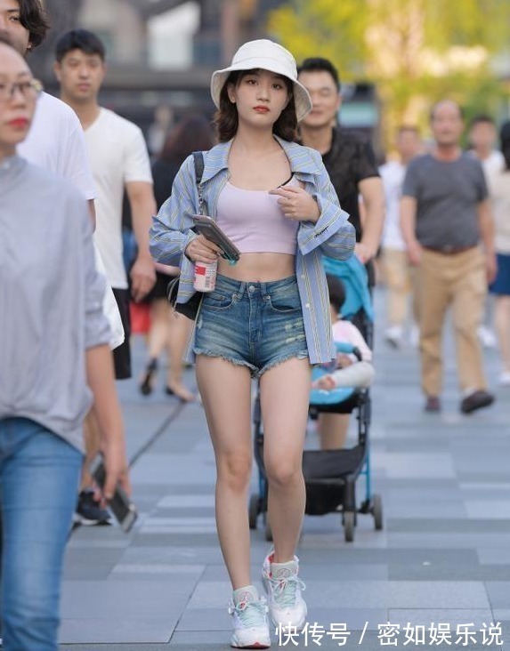 裤子 贴身包臀的瑜伽裤,经典的尖头细跟设计,凸显皮肤白皙大气沉稳