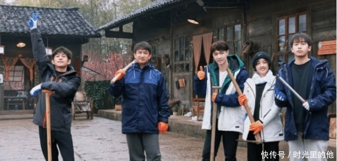 “向往5”嘉宾划船不穿救生衣,存在安全隐患