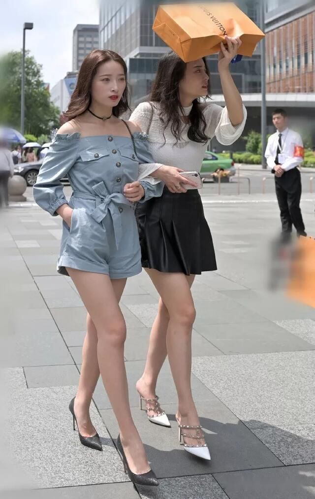 街拍|街拍美女:穿着牛仔裤的微胖小姐姐,身材真好