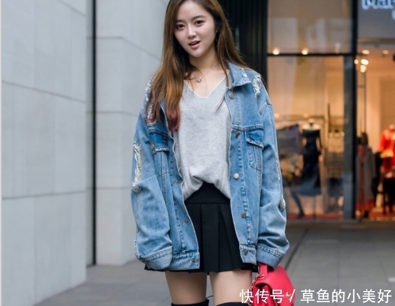 街拍：丰腴有致,身材高挑的妹子，简约又大方的搭配真好看！