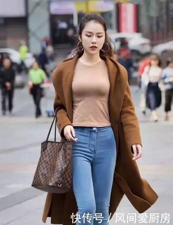 s曲线|街拍:小姐姐紧身迷人穿搭,呈现S曲线,赚足眼球!