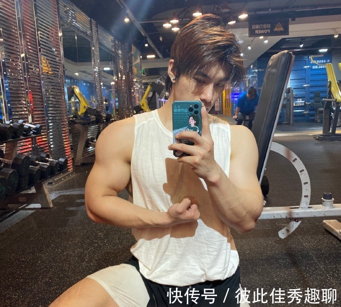 健身|爱健身的90后，胸肌发达麒麟臂健壮，在健身房常丢衣服！