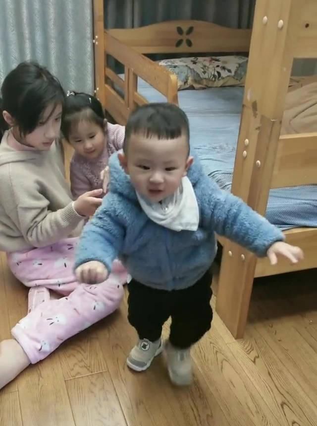 男生|姐姐的房门口挂“男生不准入内”,弟弟视而不见,爸爸我进还是不进